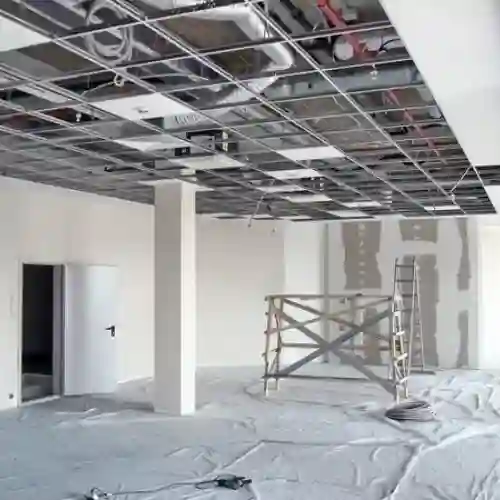 Instalación de Plafones y Acabados de Construcción Finos en Tláhuac Interior de oficina en etapa avanzada de obra, mostrando la instalación de plafones modulares y muros listos para pintura. Aplicación de acabados de construcción finos en la alcaldía Tláhuac, CDMX.