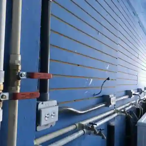 Instalaciones Eléctricas Industriales y Tuberías de Plomería en Xochimilco Muros con instalaciones eléctricas (contactos y canalización) y tubería de plomería industrial visible. Instalaciones especializadas para plantas o edificios comerciales en la alcaldía Xochimilco, CDMX.