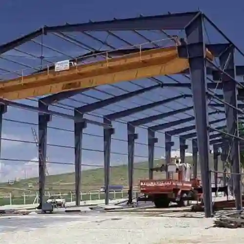 Estructura de Acero para Naves Industriales en CDMX Construcción de Naves Industriales y almacenes en Azcapotzalco, CDMX. Armado de estructura metálica con grúa viajera para proyectos logísticos llave en mano.