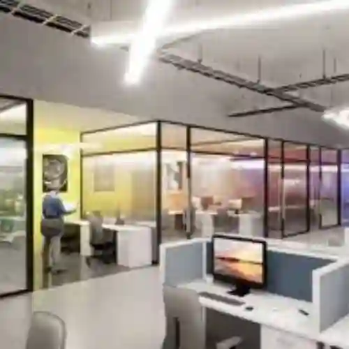 Remodelación de Oficinas Corporativas con Diseño de Interiores Moderno Interior de oficina corporativa con cubículos modernos, iluminación LED y divisiones de cristal. Expertos en Remodelación de Oficinas Corporativas en la alcaldía Iztacalco, CDMX.