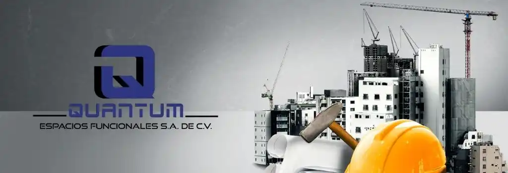 Banner de Quantumef con grúas de construcción elevándose sobre edificios en obra, un casco de seguridad amarillo y planos arquitectónicos. Representa la Obra Civil Especializada para Naves Industriales y Casas Residenciales de Lujo en el Estado de México.