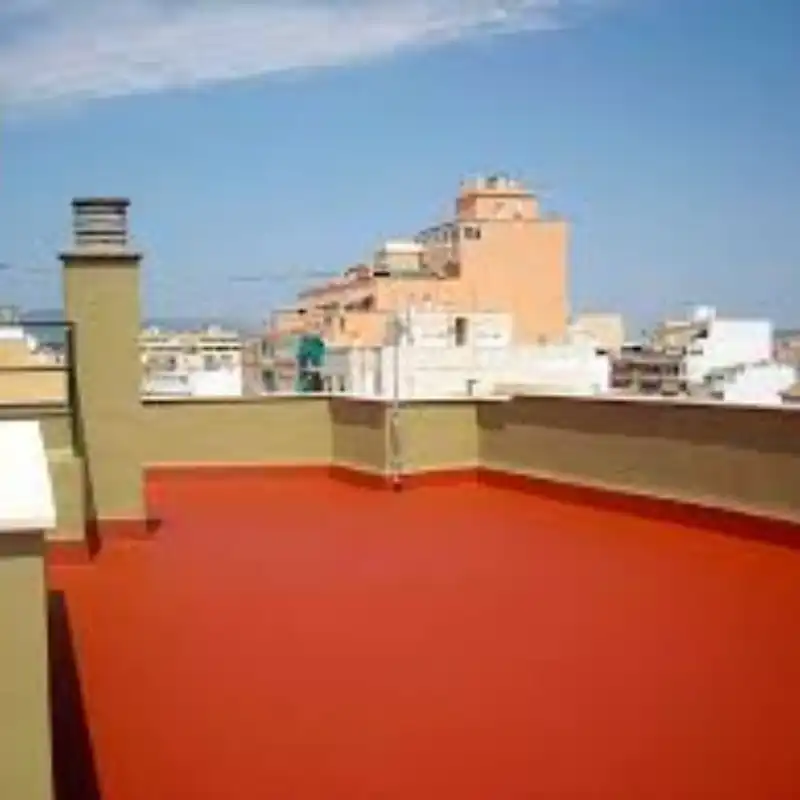Azotea de un edificio residencial en Interlomas, Huixquilucan, con un sistema impermeabilizante prefabricado rojo recién aplicado. El sistema ofrece una solución definitiva de alta estética contra filtraciones y cuenta con garantía de 10 años.