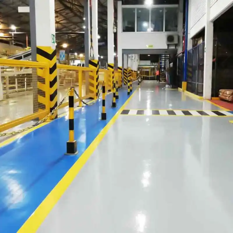 Interior de un centro de distribución logístico en Tultitlán, Estado de México, mostrando el pasillo peatonal delimitado con pintura epóxica azul y gris de alta resistencia.