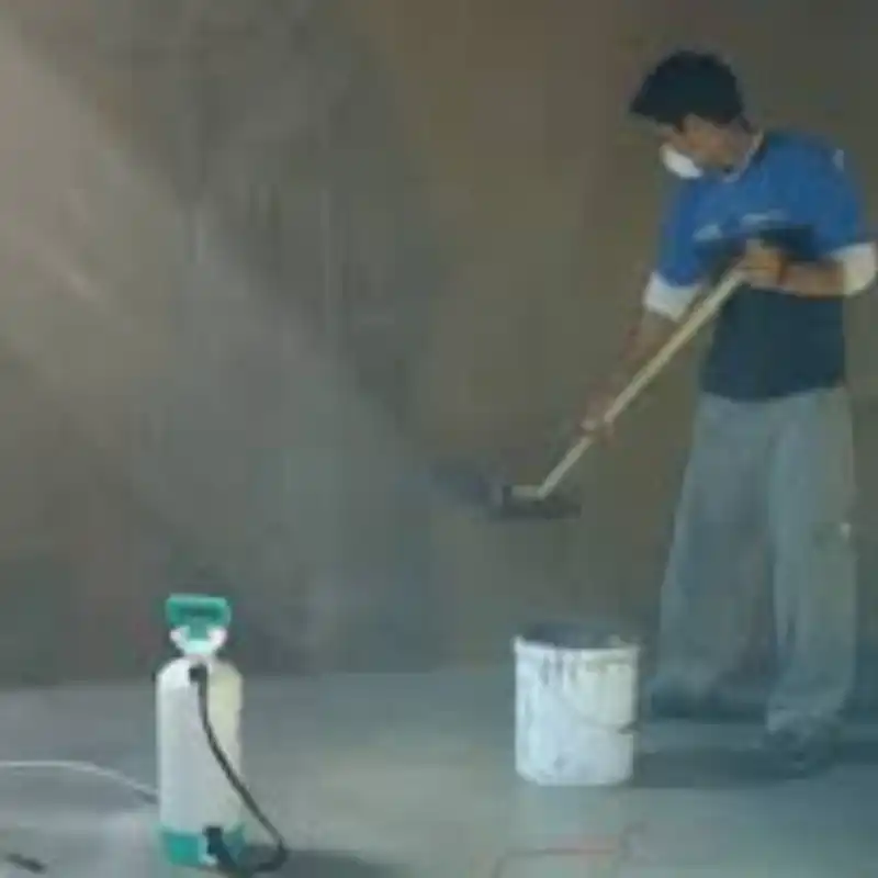 Técnico aplicando recubrimiento cementoso sobre el interior de una cisterna. El proyecto, ubicado en una zona residencial de Metepec, resolvió la presión hidrostática y garantizó la estanqueidad total en la cisterna de la casa particular.