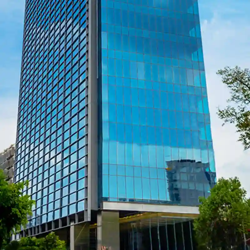 Imponente edificio corporativo de cristal azul en la Ciudad de México, resultado de un proyecto llave en mano y con servicios de mantenimiento de fachada.
