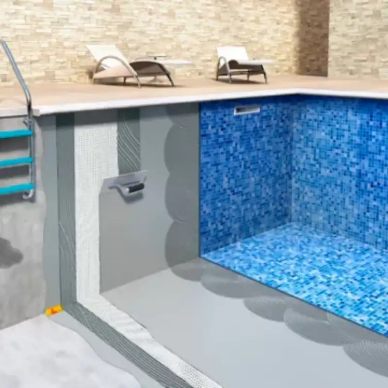 Corte transversal de una alberca en proceso de impermeabilización, mostrando la aplicación de mortero elástico y membranas previas al mosaico. El sistema asegura la estanqueidad en albercas y áreas húmedas de clubes y viviendas de alto valor en el Estado de México.