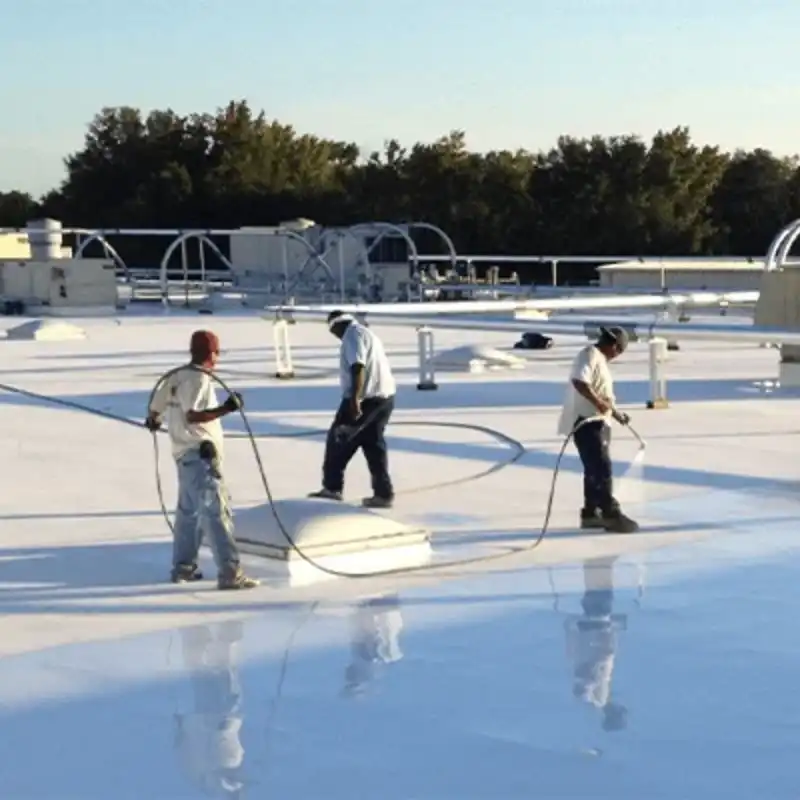 Obreros aplicando un recubrimiento impermeable blanco sobre la cubierta plana de una nave industrial. Este sistema TPO o de membrana certificada asegura una solución robusta contra filtraciones para naves industriales en Tlalnepantla y Cuautitlán Izcalli.