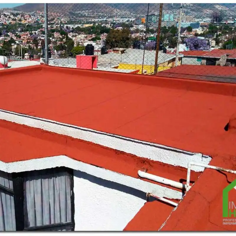 Azotea de un edificio residencial en la Colonia Del Valle, Alcaldía Benito Juárez, impermeabilizada con un sistema prefabricado de color rojo. Se aprecia la durabilidad y la solución a filtraciones para un inmueble de alta afluencia con garantía de 10 años.