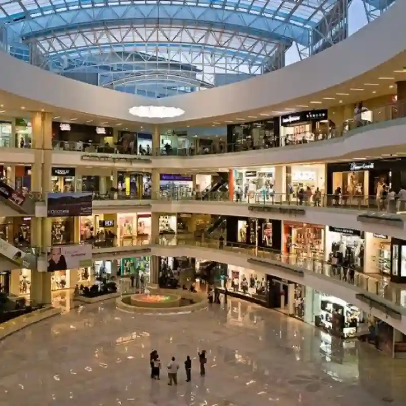 Interior de moderno centro comercial en la Alcaldía Miguel Hidalgo, ilustrando nuestra experiencia en proyectos llave en mano y mantenimiento integral a locales comerciales en CDMX.