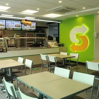 Interior de un local de franquicia de alimentos en Polanco, Alcaldía Miguel Hidalgo, mostrando acabados de construcción finos y obra civil ejecutada por Quantumef para cumplir los estándares de diseño de la marca.