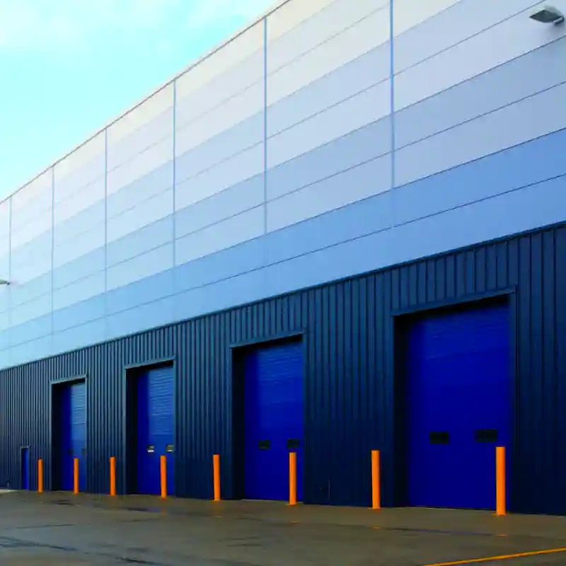 Edificio corporativo de 12 pisos con pintura exterior recién aplicada por Quantumef S.A. de C.V. en Lomas de Chapultepec. Caso de éxito de pintura de fachadas cumpliendo con altos estándares corporativos y seguridad en trabajos de altura.