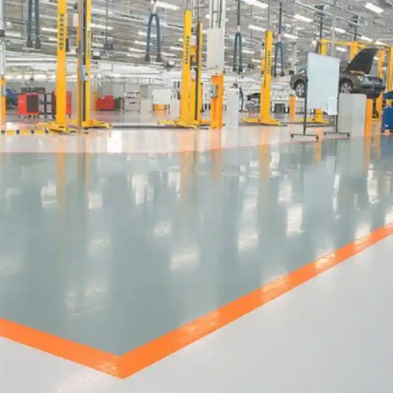 Piso de nave industrial recién pintado con recubrimiento epóxico de alta resistencia al tráfico pesado y químicos, ejecutado por Quantumef S.A. de C.V. en la Zona Industrial de Iztapalapa.