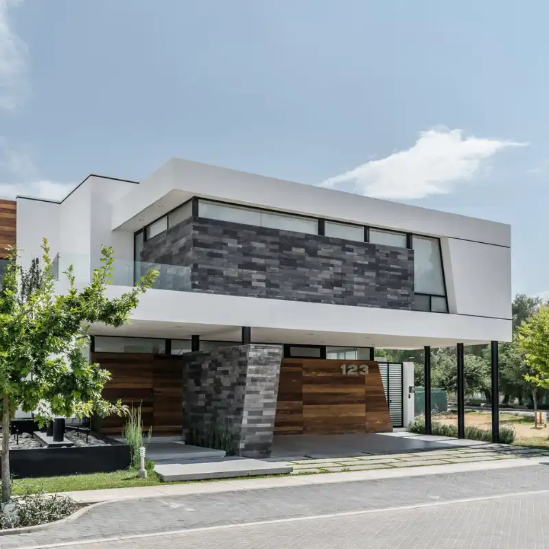 Proyecto de Obra Civil: Fachada de casa residencial de lujo moderna en La Condesa, CDMX, que requirió un diseño estructural meticuloso por colindancias y subsuelo complejo.