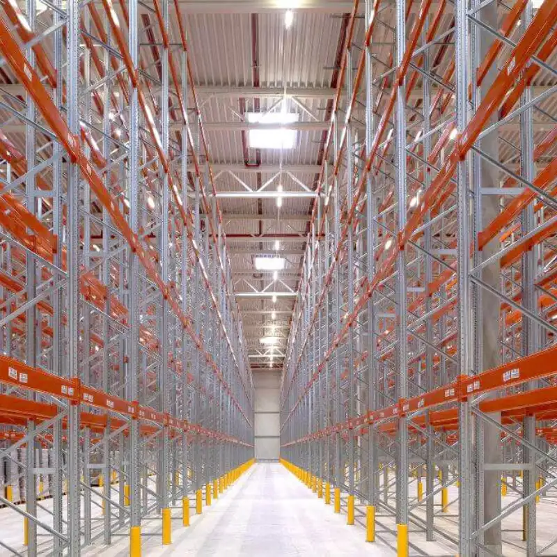 Pasillo de bodega logística moderna en Iztapalapa con racks selectivos de gran altura, lista para alto tráfico, parte de una construcción «Llave en Mano» de 8,000 m².