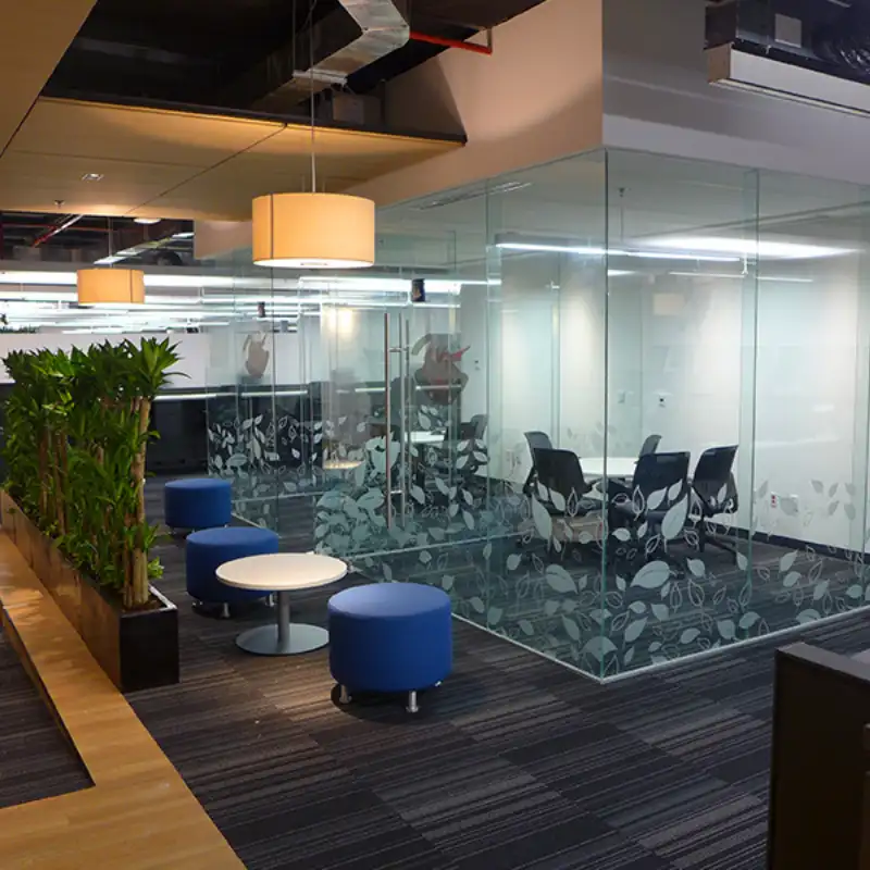 Vista de una moderna sala de juntas en un centro corporativo de Reforma, Alcaldía Cuauhtémoc. El espacio representa la fase de acabados de un proyecto de Obra Civil con ingeniería estructural avanzada de Quantumef en CDMX.